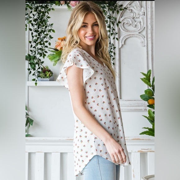 HEIMISH USA Tops - HEIMISH USA White Floral Knit Top